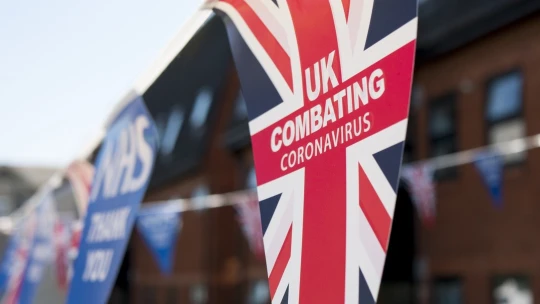 Británie se vrací do normálu. A&nbsp;její premiér Johnson do karantény