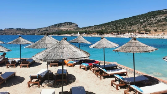 Vila s bazénem za cenu 2+1 v Praze. Albánie je trendy místo investorů