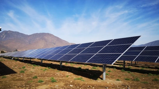 Projekt obnovitelných zdrojů energie za 261 miliard korun. Čína zahájila výstavbu v poušti