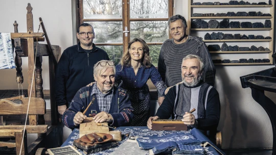 Pět lidí, dvě stě obřích razítek a litry modré. Vítejte v modrotiskařské dílně u Danzingerů