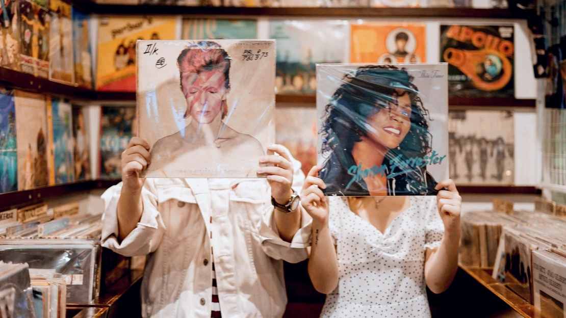 Vinylove. Láska k&nbsp;deskám pomáhá byznysu s&nbsp;fyzickými nosiči odolat Spotify