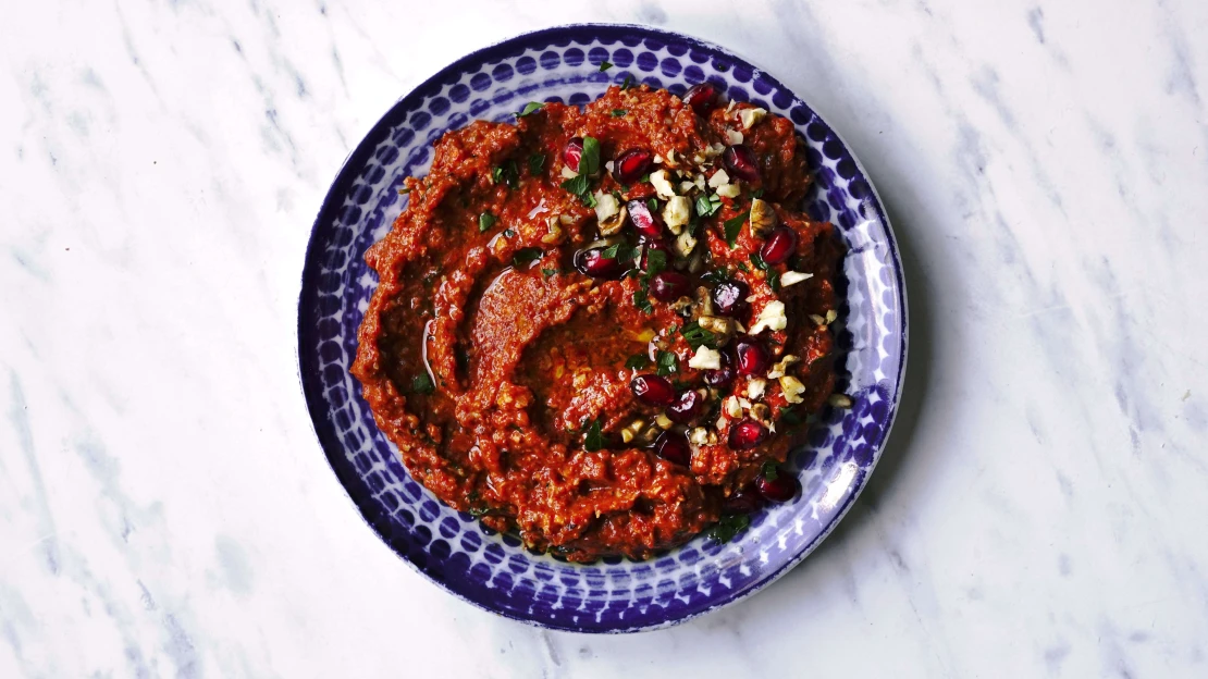 Blízkovýchodní studená večeře: dip z&nbsp;pečených paprik Muhammara. Vhodný i&nbsp;pro vegany!