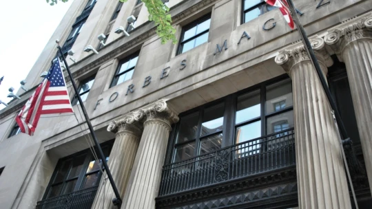 Forbes díky fúzi s&nbsp;akviziční společností vstupuje na burzu v&nbsp;New Yorku