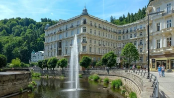 Mléko místo šampaňského a&nbsp;pořád neděle. Karlovy Vary umějí okouzlit i&nbsp;bez filmů