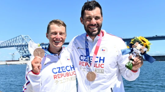 Další medaile! Bronz pro Česko vypádlovali Josef Dostál a&nbsp;Radek Šlouf