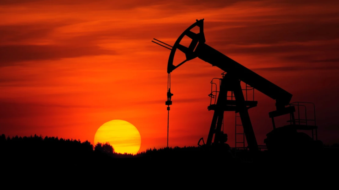 Firmě Saudi Aramco ve čtvrtletí klesl zisk o&nbsp;tři procenta. Vytěžila méně ropy