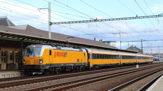 Při srážce vlaků v Pardubicích zemřeli čtyři lidé, více než dvacet se zranilo