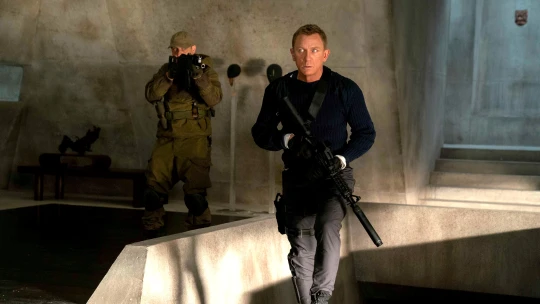 Craig prosí na kolenou a loučí se s agentem 007. Nová bondovka je rutinní retro