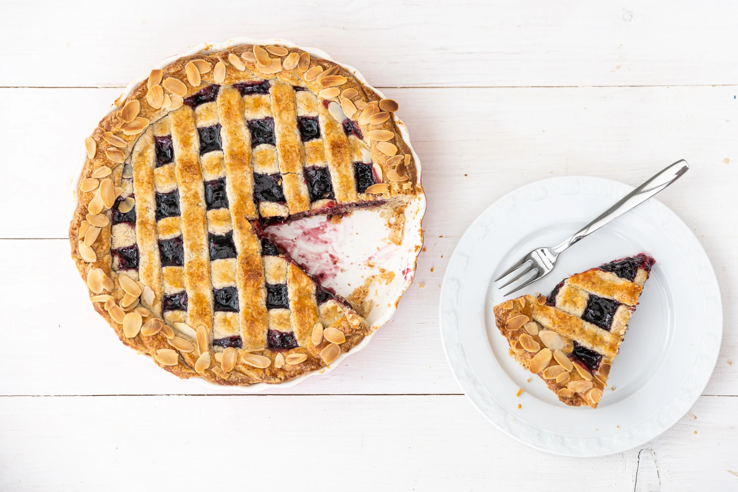 Nedělní mřížkový koláč s rybízovým džemem, mandlemi a vůní muškátového květu