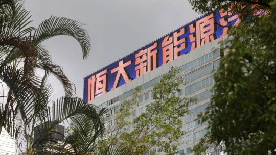 Čínská rozbuška za miliardy.  Proč dluhy Evergrande táhnou ke dnu jüan i&nbsp;burzu