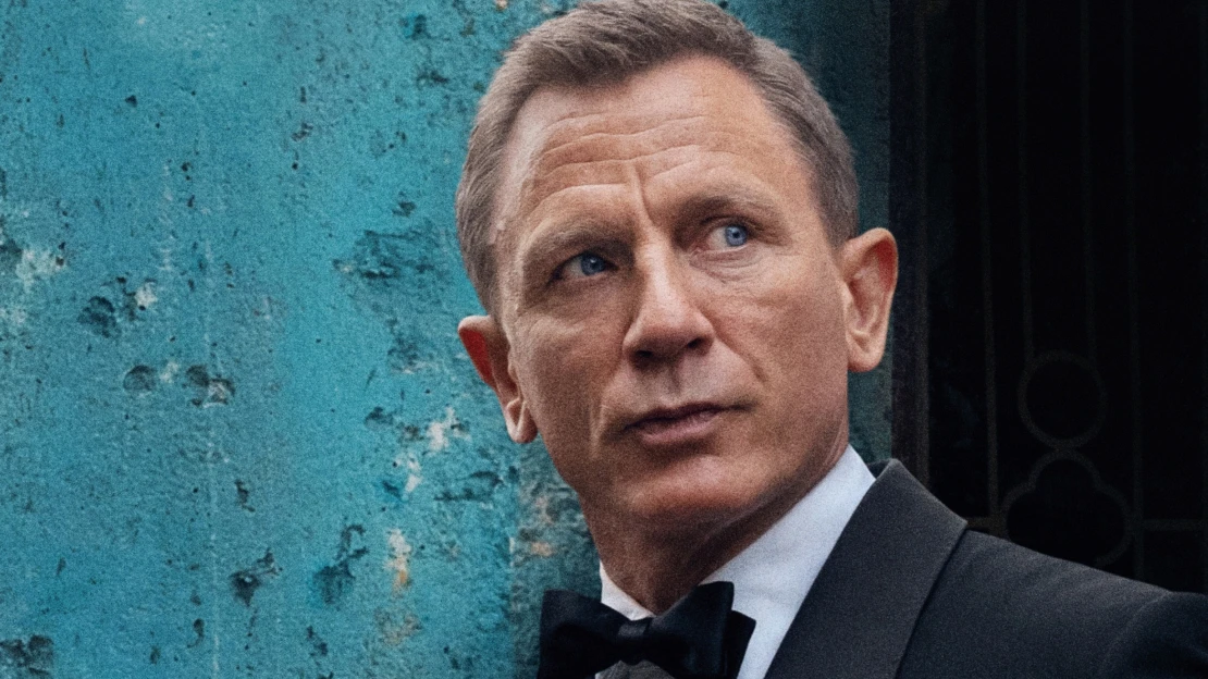 Ranní výběr: James Bond má nového šéfa, advokátní škatulata a byt plný picassů