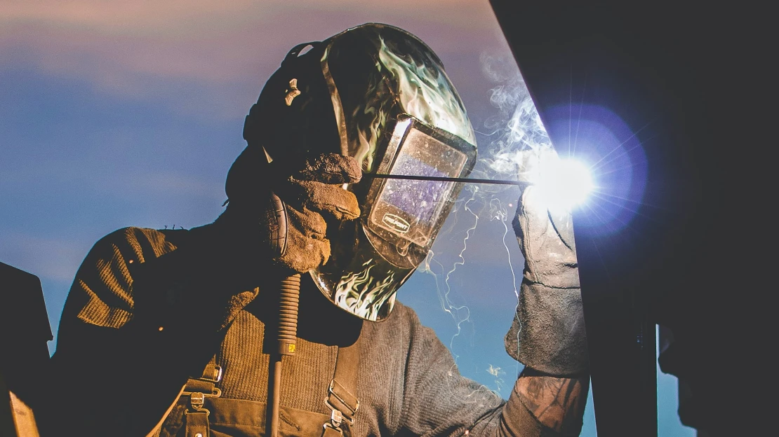 Chybějící materiál trápí nejvíc Čechy a&nbsp;Němce. Průmysl tu ale frčí dál