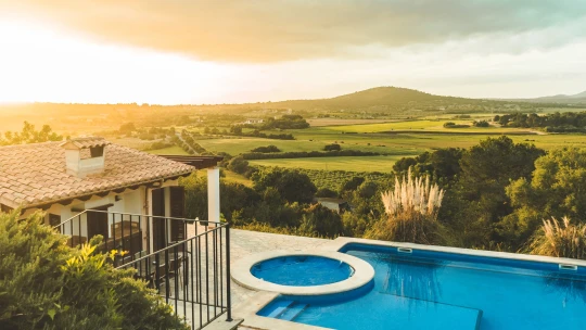 Drahá Mallorca? Apartmán s bazénem koupíte za cenu starého bytu v Brně