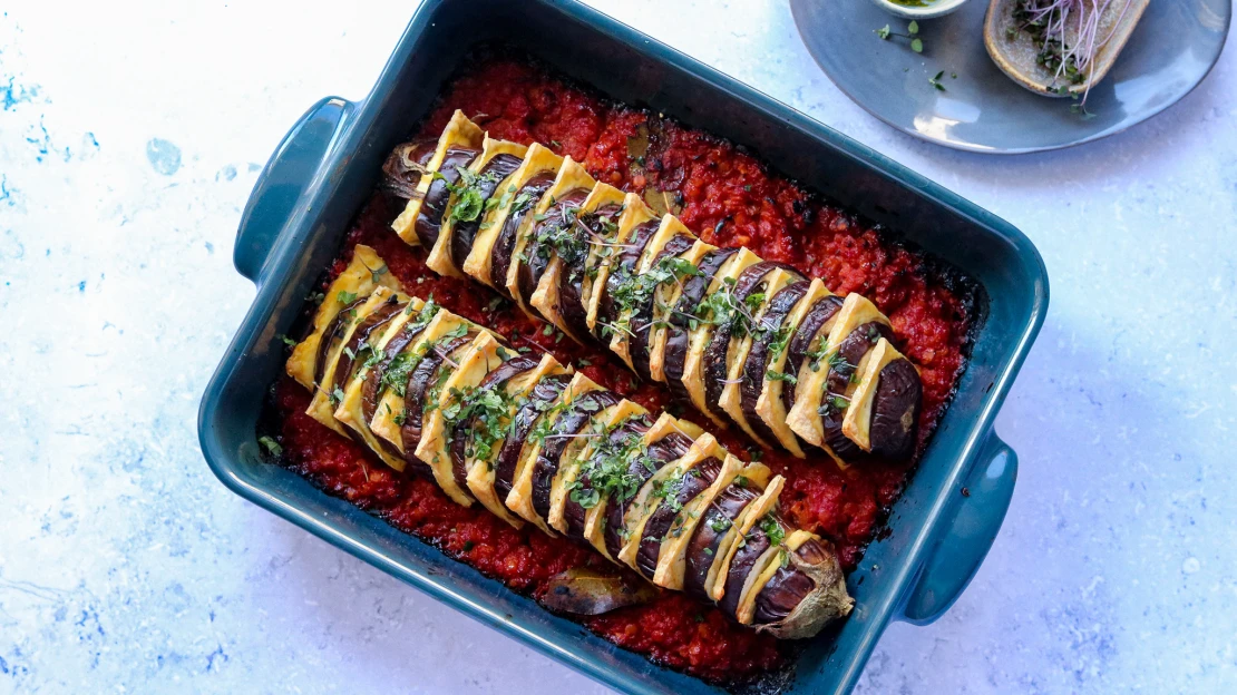 Nepřišli jste na chuť tofu? Dejte šanci tomu zapečenému s&nbsp;lilkem & rajčatovým ragú
