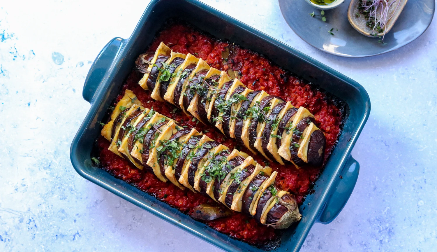 Nepřišli jste na chuť tofu? Dejte šanci tomu zapečenému s&nbsp;lilkem & rajčatovým ragú