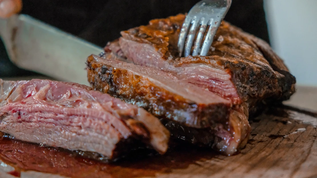 Masožroutská dieta „carnivore“ vám promění jídlo v&nbsp;palivo. A&nbsp;naučí vás minimalismu
