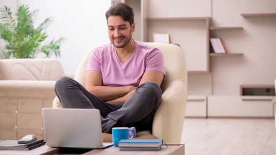 MBA online? Češi objevují kouzlo studia z&nbsp;obýváku. Stačí čtvrthodina denně.