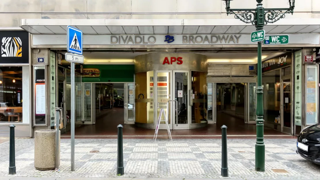 Prodej Paláce Broadway nevyšel ani napočtvrté. Nižší cena ale zájemce přilákala