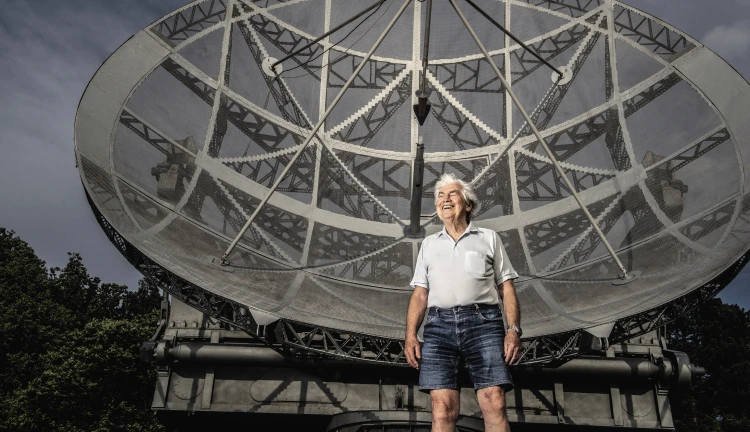 Astrofyzik Jiří Grygar před radioteleskopem v Ondřejově