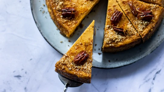 Žádná parodie na americkou klasiku, ale poctivá verze v sezonní podobě: dýňový cheesecake s pomerančem a pekanovým griliášem