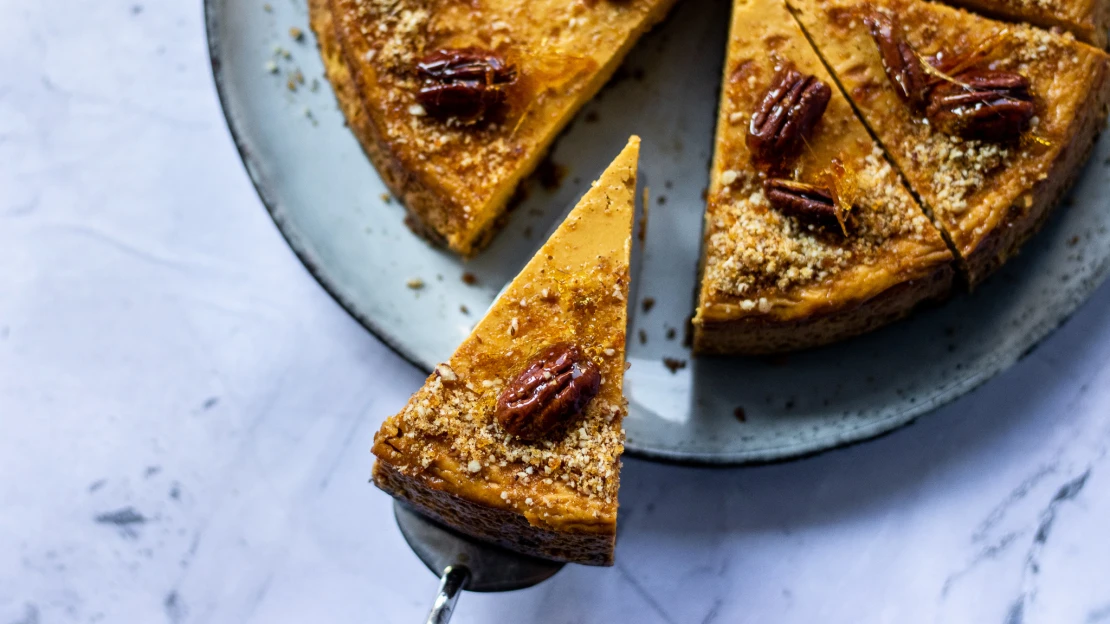 Žádná parodie na americkou klasiku, ale poctivá verze v&nbsp;sezonní podobě: dýňový cheesecake s&nbsp;pomerančem a&nbsp;pekanovým griliášem