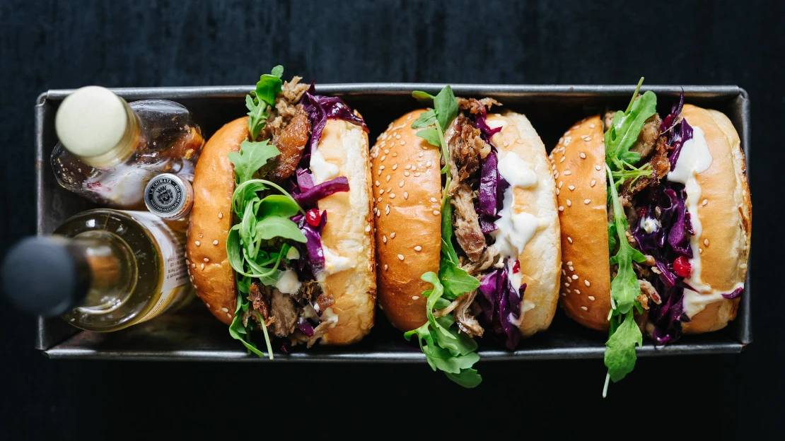 Na knedlíky zapomeňte, na této podzimní hostině se podává burger! S&nbsp;trhanou kachnou, pomerančovou majonézou & brusinkovým zelím