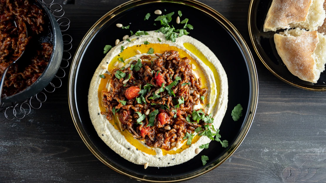 Izraelská kuchyně zasytí i&nbsp;zahřeje. Vyzkoušejte lahodnou hamshuku neboli hummus ve verzi pro masové nadšence