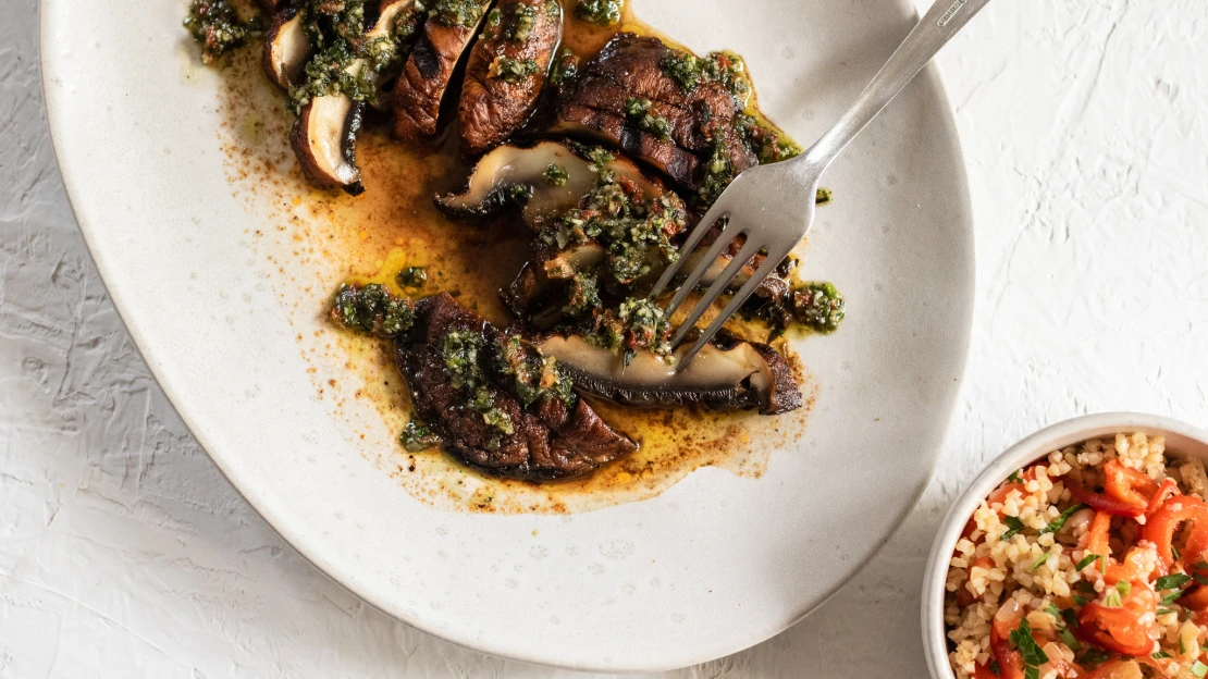 Portobello steak s&nbsp;bylinkovým pestem & paprikovým bulgurem. Vegany potěší a&nbsp;milovníky masa rozhodně neurazí