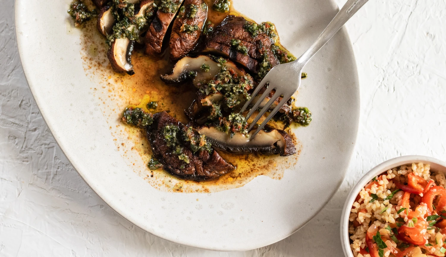 Portobello steak s&nbsp;bylinkovým pestem & paprikovým bulgurem. Vegany potěší a&nbsp;milovníky masa rozhodně neurazí