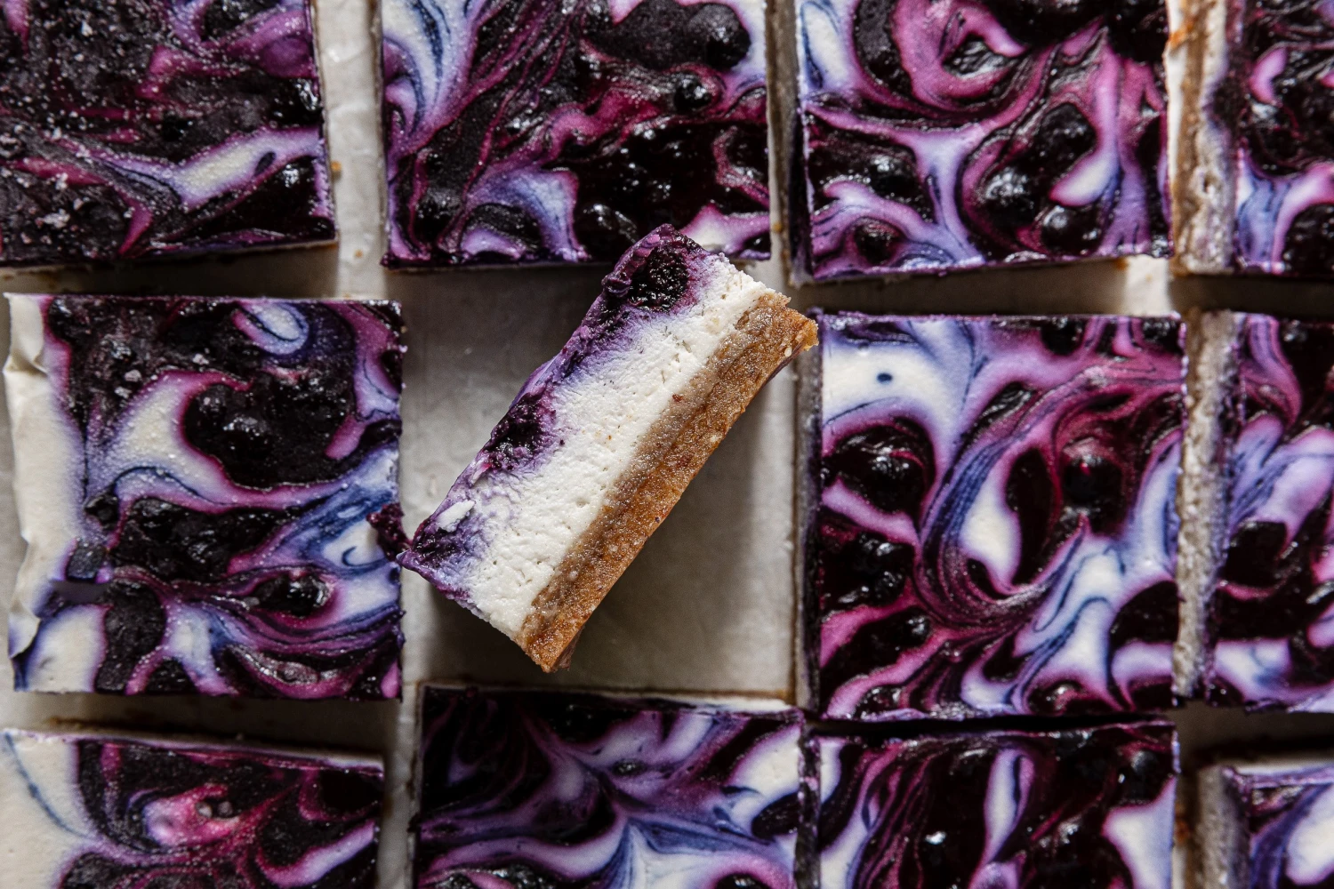 Veganský nepečený cheesecake aneb Jak udělat dezert bez cukru, mouky a&nbsp;másla tak, aby vám chutnal