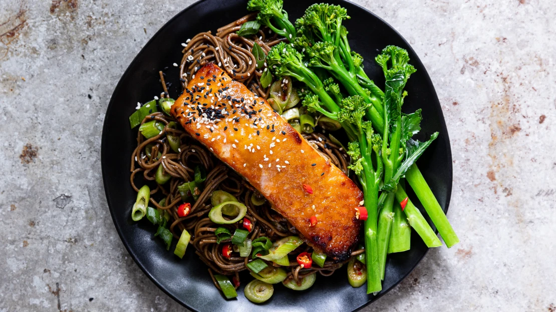 Zdravě, rychle & delikátně: glazovaný miso losos se soba nudlemi a&nbsp;brokolicí