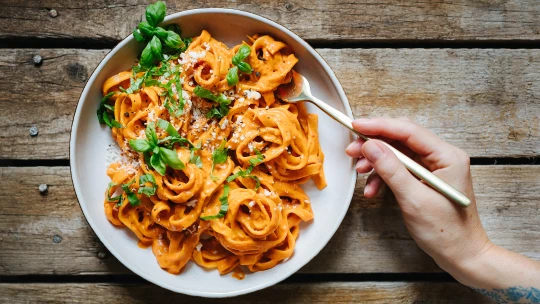 Pondělí bez masa: Těstoviny s&nbsp;jednoduchou omáčkou z&nbsp;pečených paprik ve vege & vegan verzi