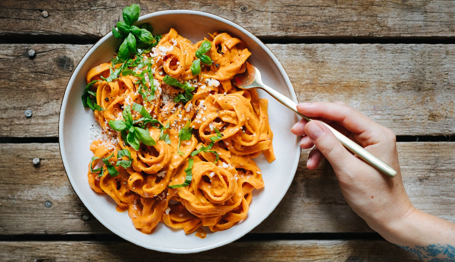  Těstoviny s jednoduchou omáčkou z pečených paprik ve vege & vegan verzi