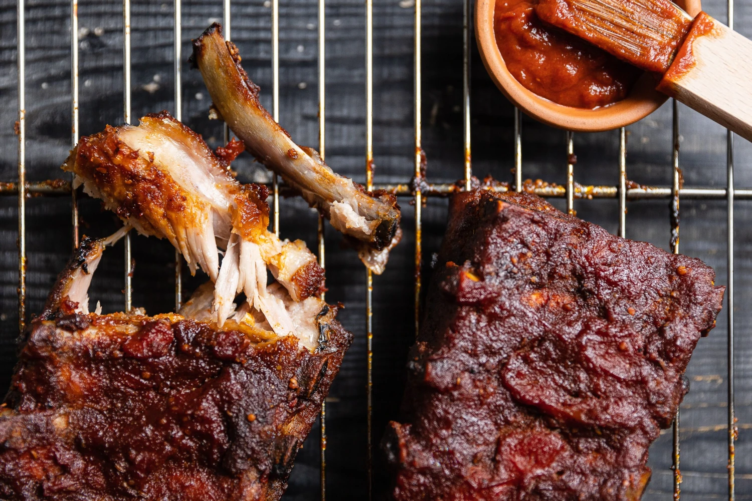 Křehká žebra, co doslova odpadávají od kosti: pomalu pečená chutnají nejlépe!