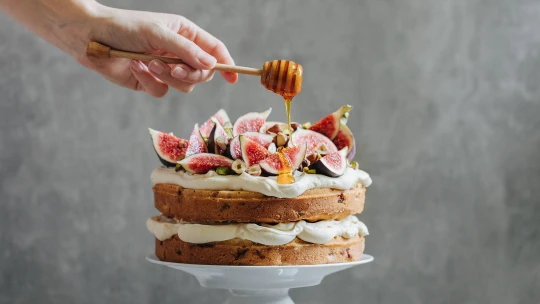 Čaj o&nbsp;páté: Fíkový Earl Grey koláč s&nbsp;mascarpone & lesním medem