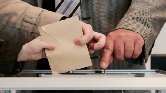 Volební místnosti se otevřely. V Česku začínají volby do Poslanecké sněmovny