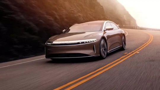 Samořízené taxíky v&nbsp;ulicích za deset let? Podle šéfa Lucid Motors to dříve nebude