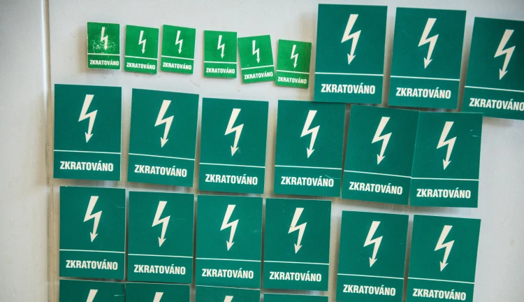 Štítky varující před zkratováním