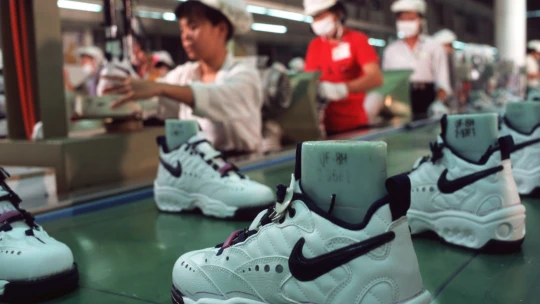 Vánoce bez tenisek? Firmám jako Nike či&nbsp;Adidas ničí plány výpadek továren ve Vietnamu