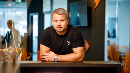 Investorští žraloci se zakousli do FinGO Lukáše Nováka. Posílají mu půl miliardy