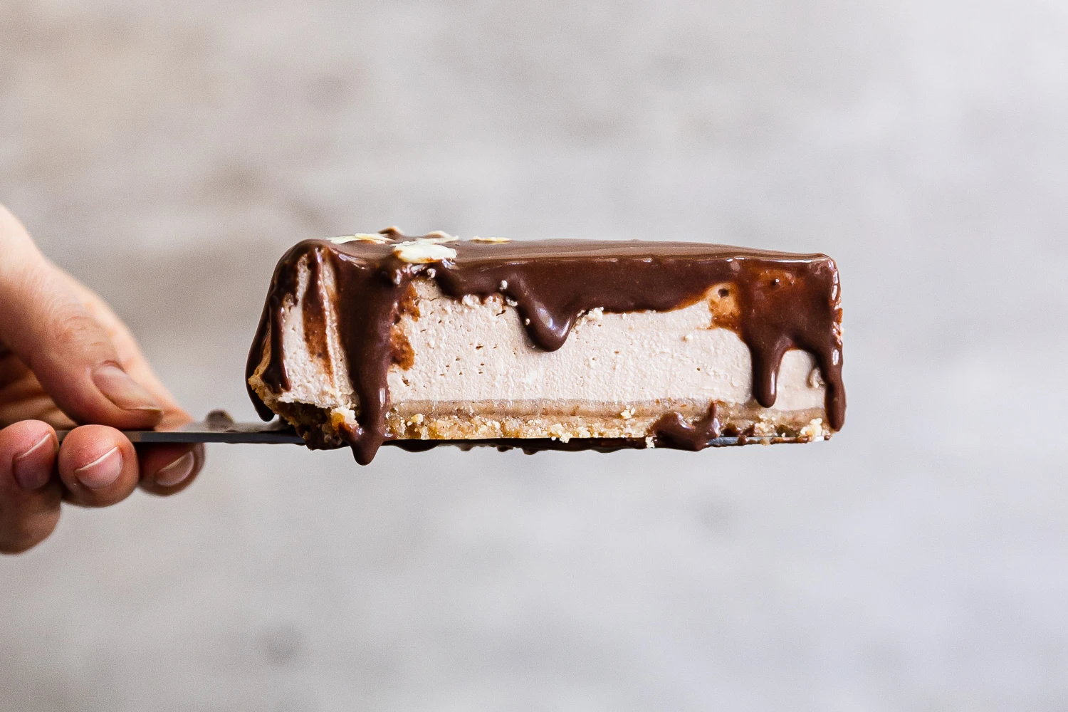 Opilý dezert s vůní mandlí. Amaretto cheesecake se sametovou čokoládovou polevou