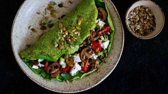 Málo ingrediencí a&nbsp;žádná mouka, zato spousta chuti i&nbsp;bílkovin. Připravte si dvacetiminutou špenátovou omeletu