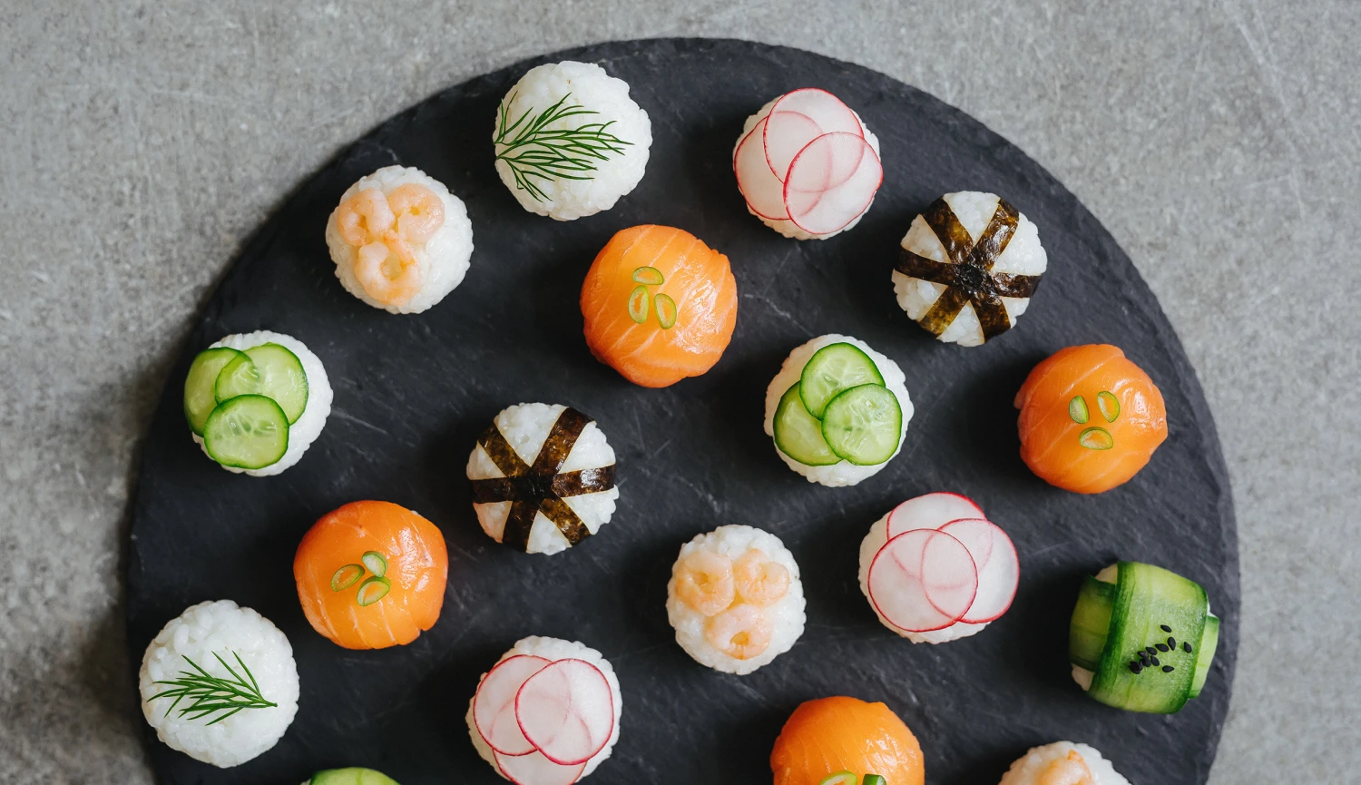 Sushi místo bonboniéry. Na temari kuličky nepotřebujete žádné speciální pomůcky (ani extra zručnost)