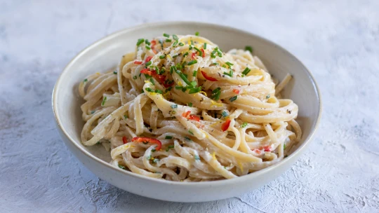 Uvařené jsou do 20 minut a&nbsp;nechybí jim bílkoviny. Svěží citronové linguine s&nbsp;chilli a&nbsp;pažitkou jako ideální rychlá večeře