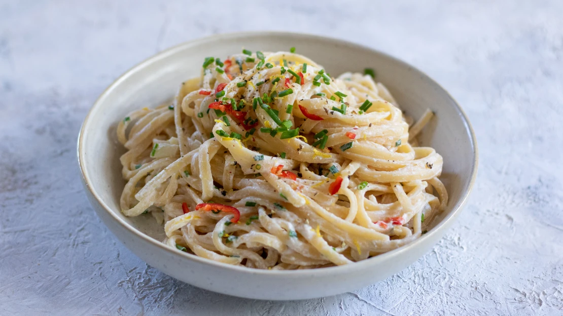 Uvařené jsou do 20 minut a&nbsp;nechybí jim bílkoviny. Svěží citronové linguine s&nbsp;chilli a&nbsp;pažitkou jako ideální rychlá večeře