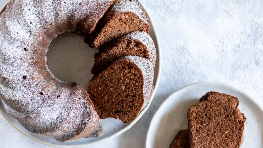 Dříve nepostradatelná, dnes specialitou zdravé výživy. Z ječné mouky upečete tradiční lívance i tuto vláčnou bábovku s pomerančem