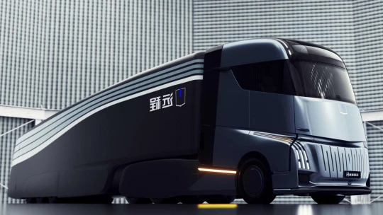 Automobilka Geely představila svůj elektrický tahač. Chce s&nbsp;ním konkurovat Tesle