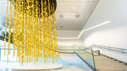 Český déšť v arabské poušti. Skláři z Lasvitu dovezli na dubajské Expo úchvatnou instalaci