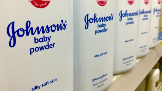 Konec sporům o&nbsp;dětském pudru. Johnson & Johnson nabídl miliardy dolarů jako kompenzaci