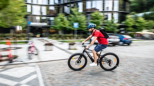 Bez řevu motoru a kožené bundy. Jaké je jezdit na Harley-Davidson, který má šlapky
